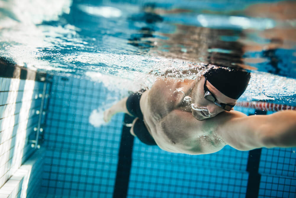 How to protect your skin and hair from chlorine while swimming