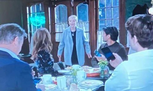 GH this week feature photo of Ronnie Bard telling the Qs the good news now that she and Tracy reached a good understanding.