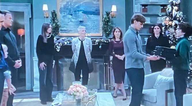 GH This Week Xmas 2025 sees Gio picking up the violin for the first time in months at the Q's Festive Party.