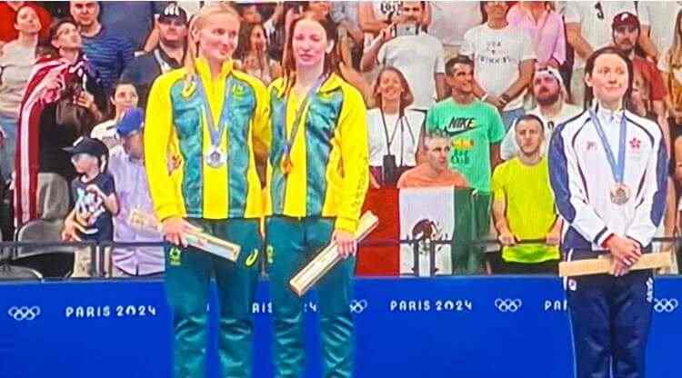 Ariarne Titmus with Mollie O'Callaghan after she won gold in one of the individual swim meets at Paris 2024.